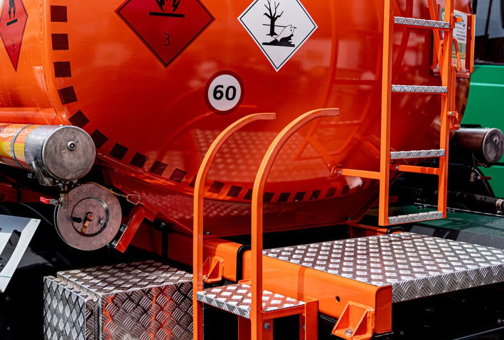 Transport ładunków ADR. Co musisz wiedzieć o przewozie towarów niebezpiecznych?